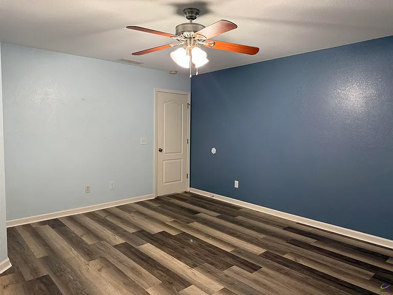 423 Haddenham Ct — Photo 18