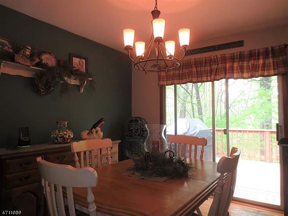 5th image of 10 Beaver Brook Dr