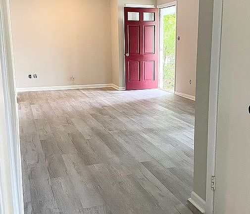 4th image of 33 Woodbury Forest Dr
