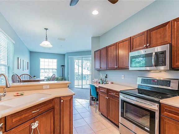 4th image of 2082 Carriage Ln #3-201
