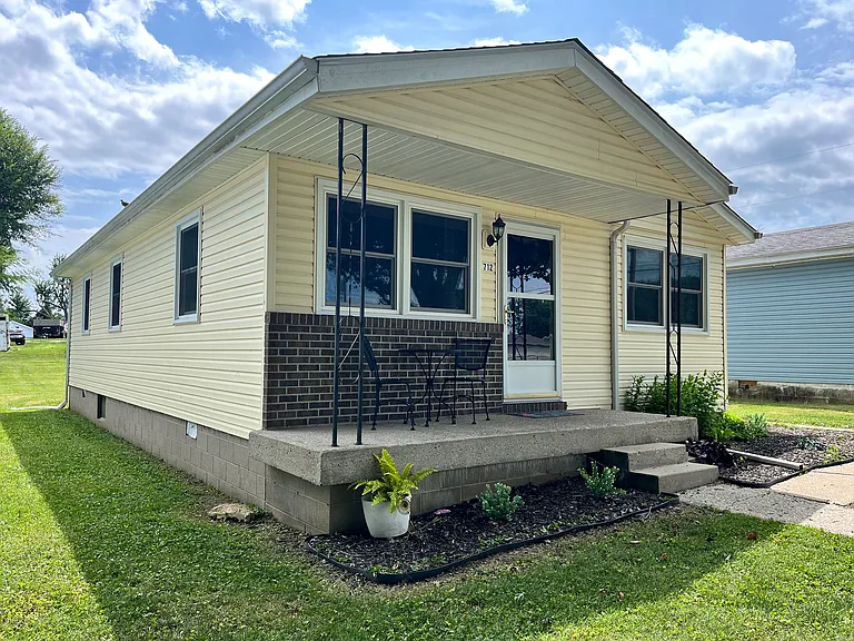 712 N Maple St — Photo 1