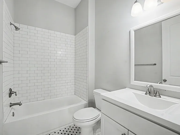 311 W 39th St — Photo 19