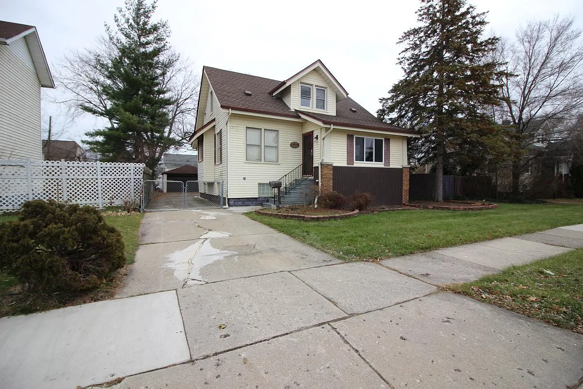 22082 Brittany Ave photo 1
