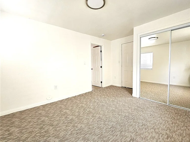 654 W 21st St — Photo 18