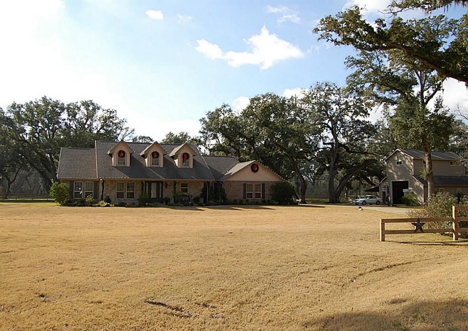 Another view of property with barn in the back ground.