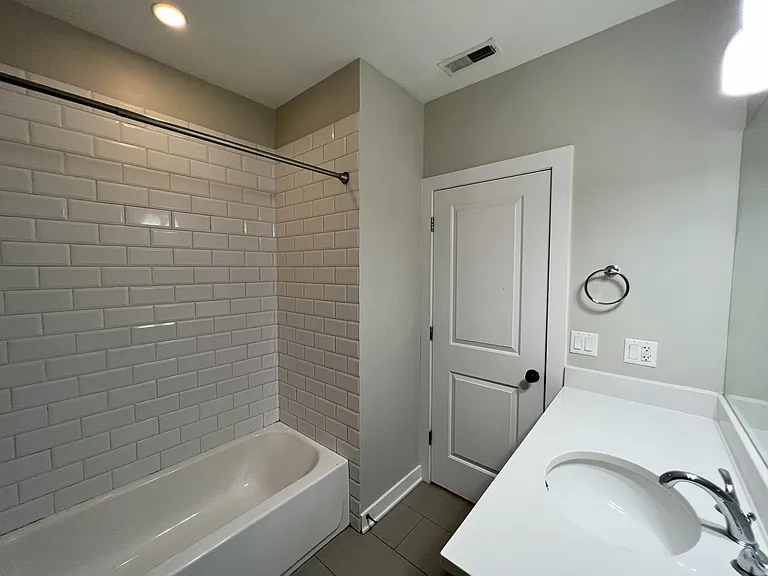 607 W Oakdale Ave #11-J — Photo 14