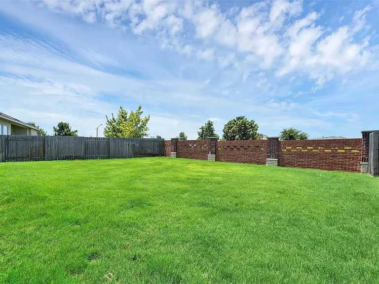 1005 Fountain Grass Way — Photo 27