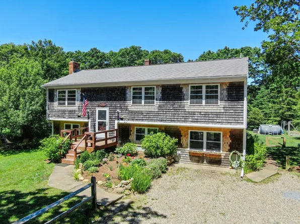 43 Pin Oak Cir, West Tisbury, MA 02575