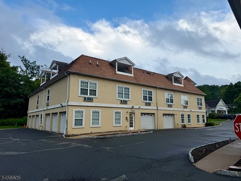 2 bed, 1.0 bath, 1500 sqft, $1,950 — Photo 2
