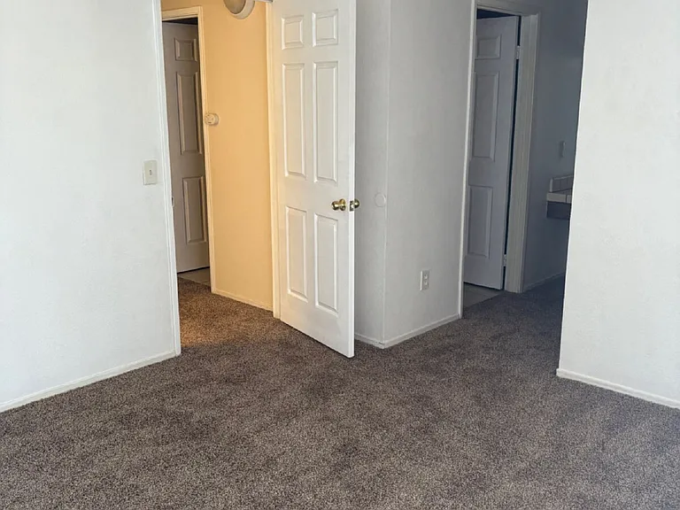 305 E 4th St #F — Photo 26