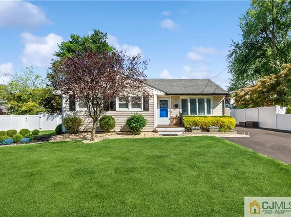 3 7th St, Aberdeen, NJ 07747