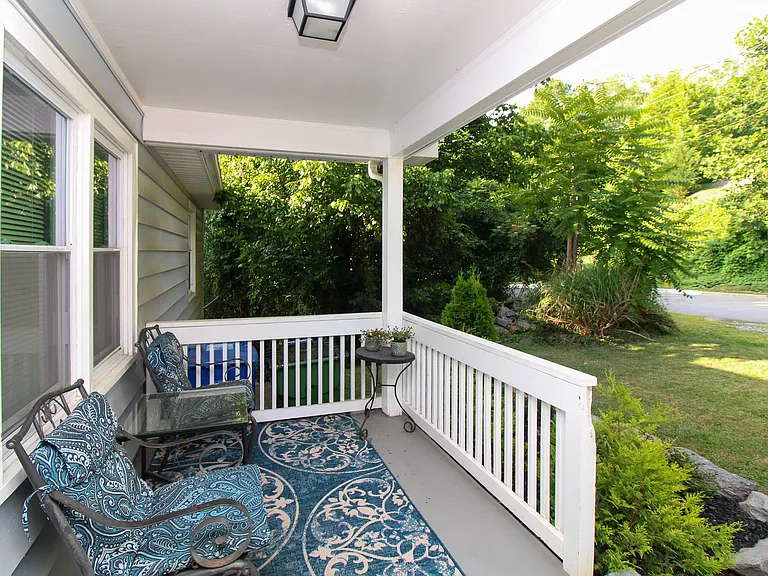 545 College St — Photo 17