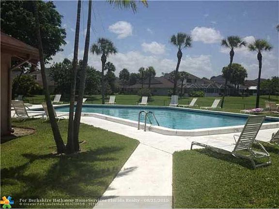 5th image of 1052 E Lakes Dr #1052