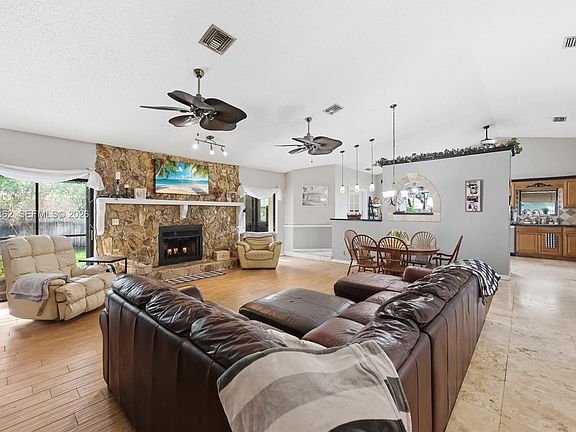 2nd image of 20823 Sugarloaf Ln