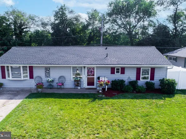 243 Pinewood Dr, Levittown, PA 19054