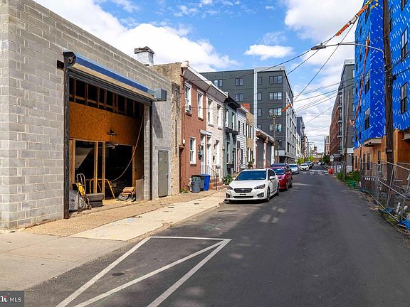2nd image of 2009 E York St