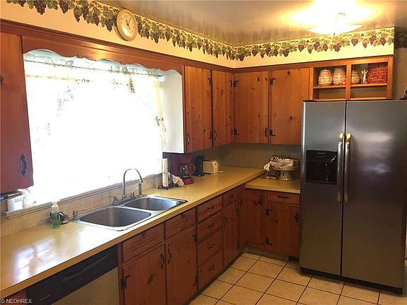 3rd image of 1470 Hawthorne Dr