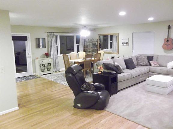 3rd image of 1398 Emerson Ln