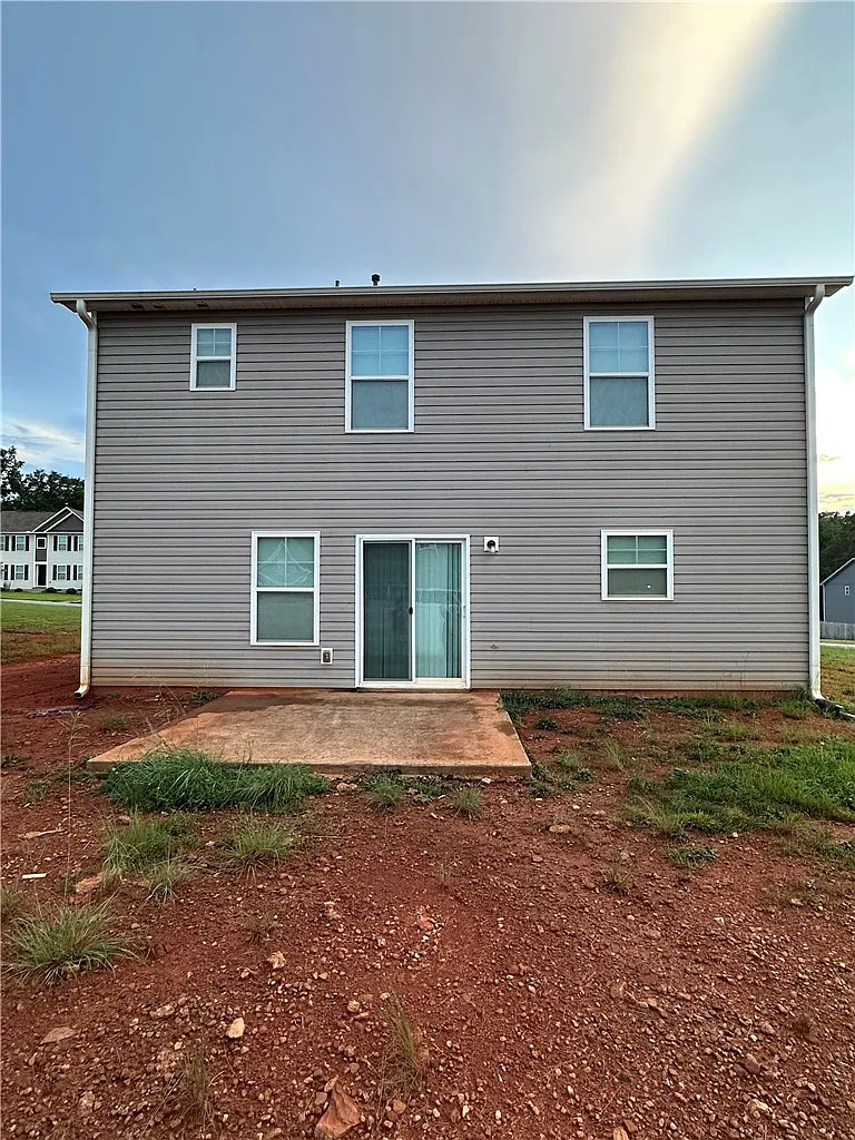 5 bed, 3.0 bath, 2241 sqft, $2,600 — Photo 2