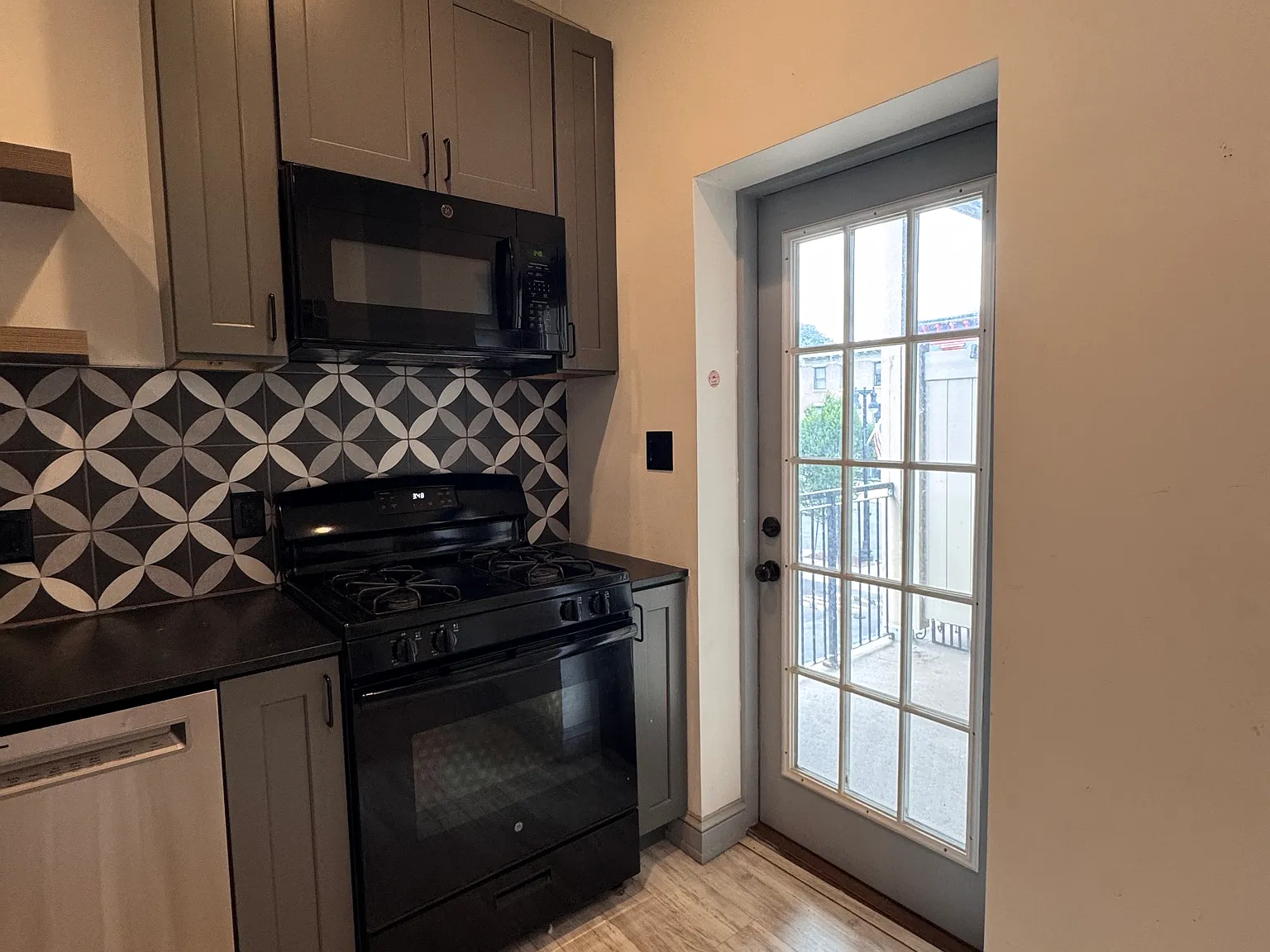 2 bed, 750 sqft, $1,885 — Photo 2