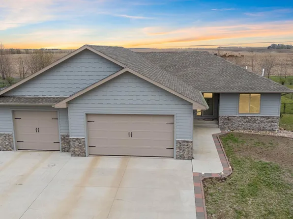 26164 Reed Ct, Canistota, SD 57012