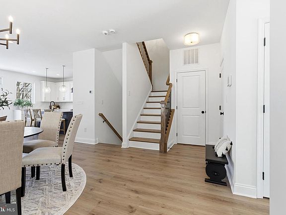 4th image of 131 Charles Ln