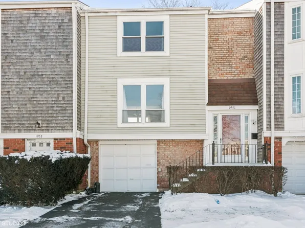 1951 Governors Ln, Hoffman Estates, IL 60169