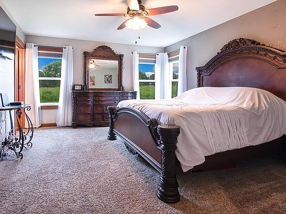 5th image of 440 Country Ln