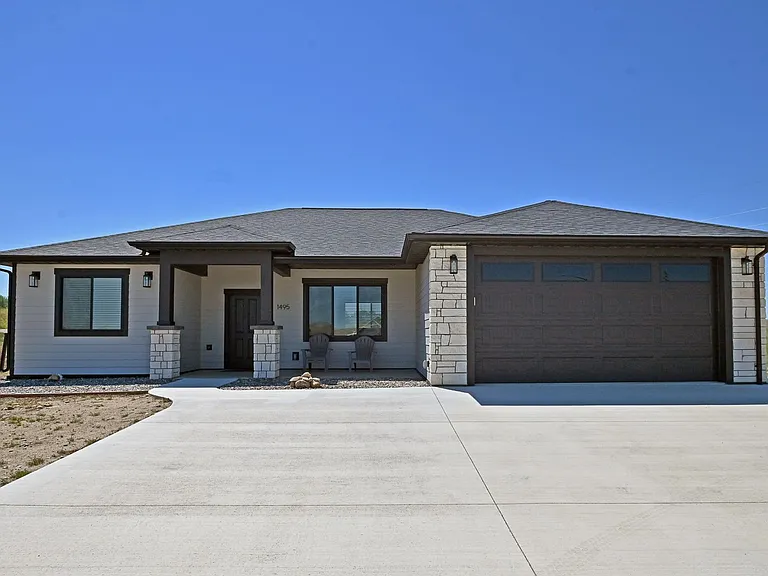 1495 Oxbow Dr — Photo 1