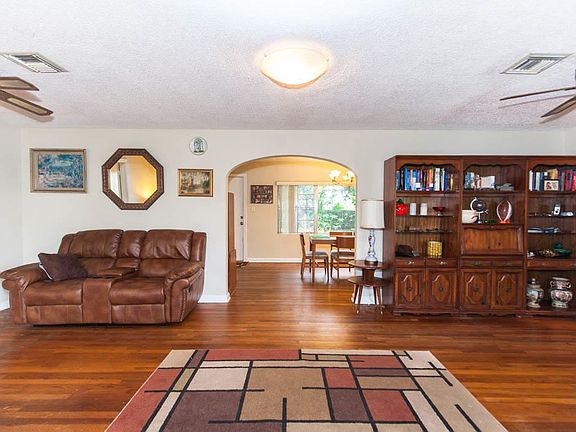 3rd image of 209 Cypress Dr