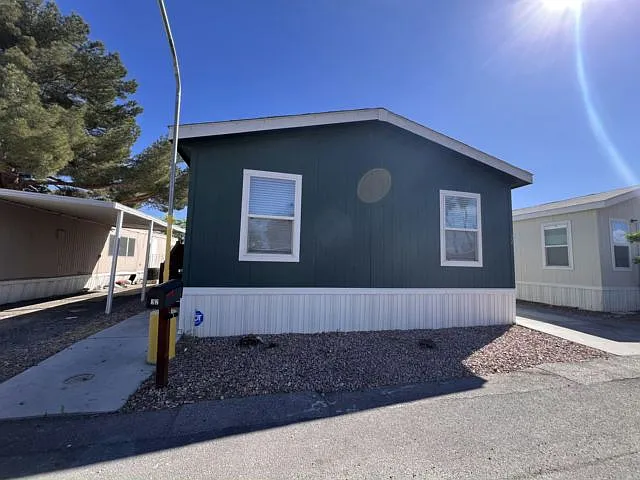 3 bed, 2.0 bath, 1056 sqft, $2,010 — Photo 1