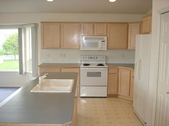 3rd image of 1145 N Tanglewood Ln