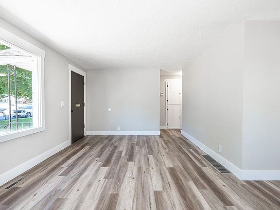 3rd image of 2324 E Rockwell Ave