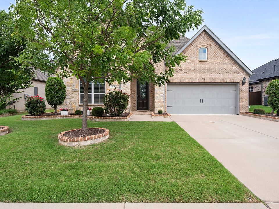 1st image of 1921 Middleton Dr