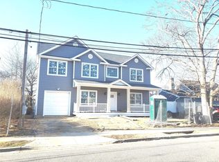 154 Maple St, Massapequa Park, NY 11762