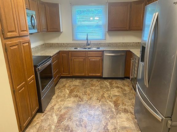 Kitchen with Granite & SS Appliances