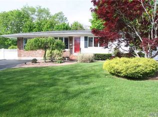 27 Applewood Rd, Saint James, NY 11780