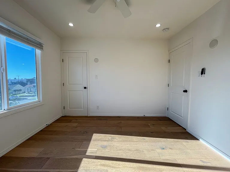 2202 S Bronson Ave — Photo 20