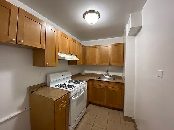 3rd image of 33-25 Parsons Blvd #3