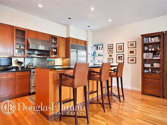 4th image of 257-265 W 17th St