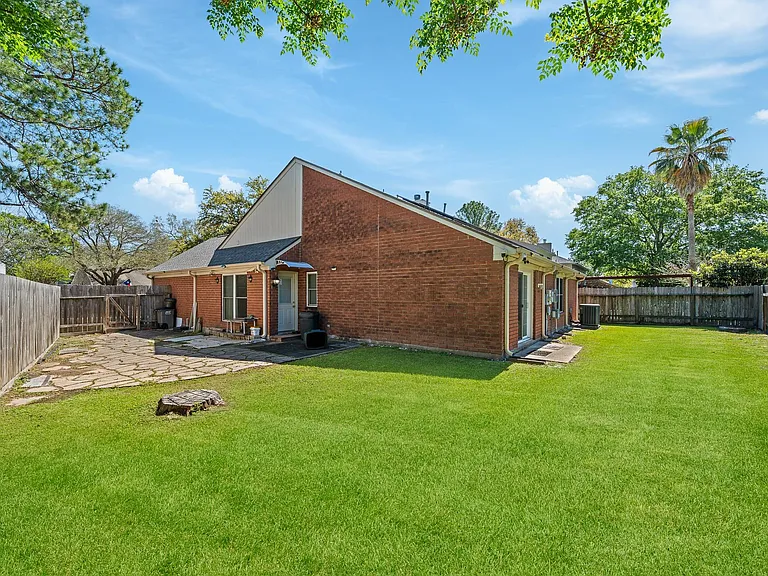 9915 Villa Verde Dr — Photo 21
