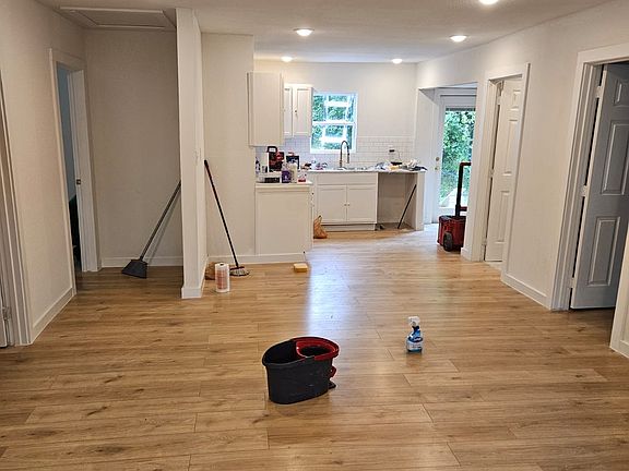 4th image of 956 E Harvey Ave