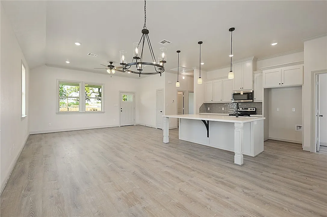 3 bed, 2150 sqft, $1,950 — Photo 4