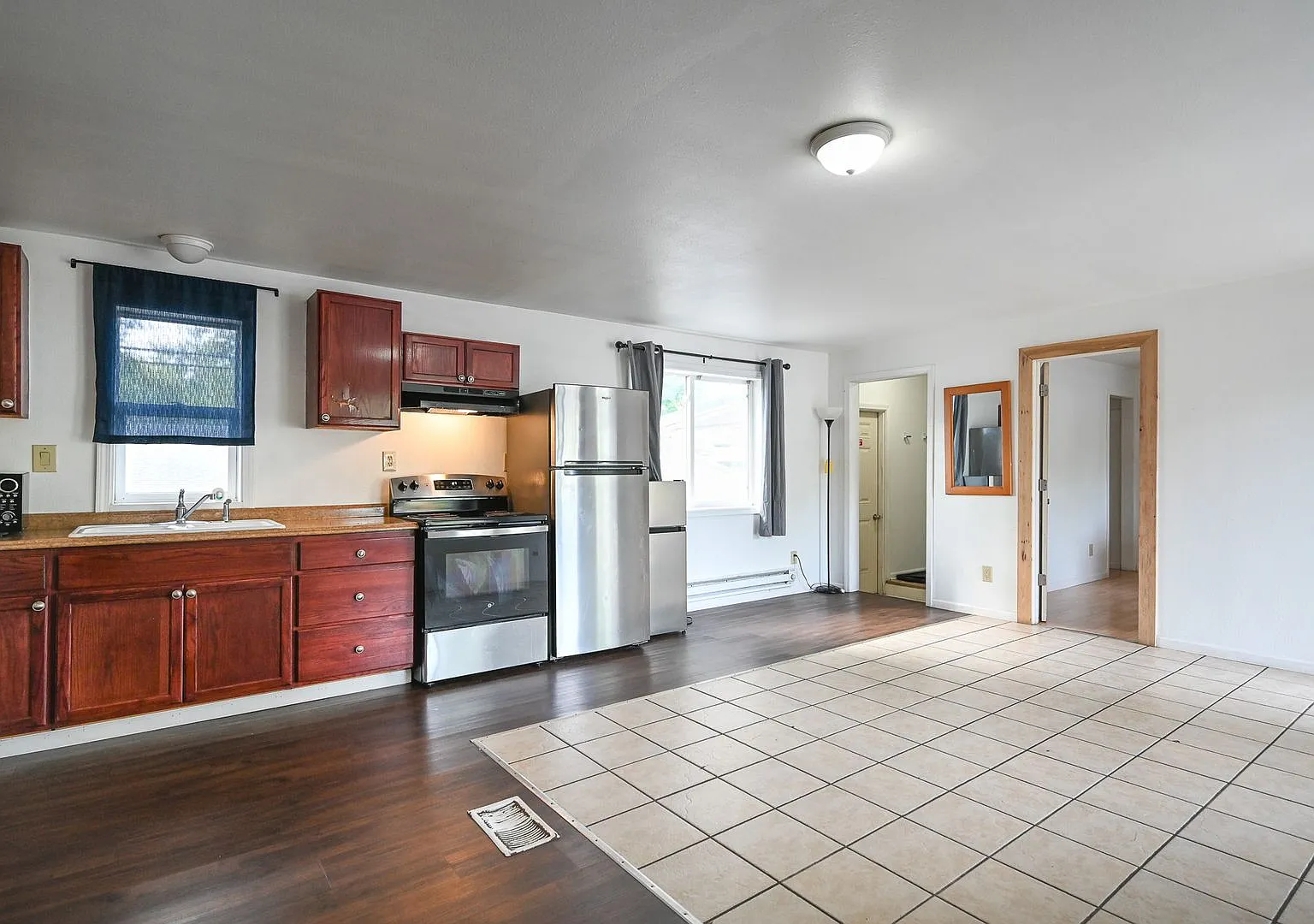 Vine Apartments — Photo 3