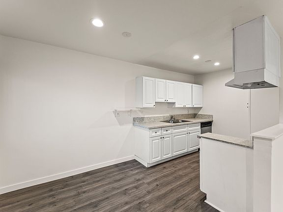 4th image of 5738 Woodman Ave #1