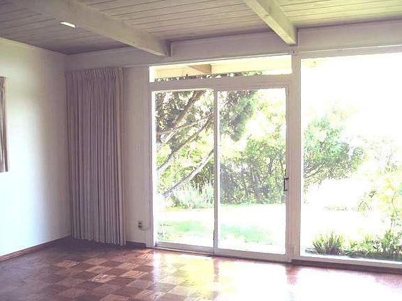 Living room corner/dinning room with no furniture
