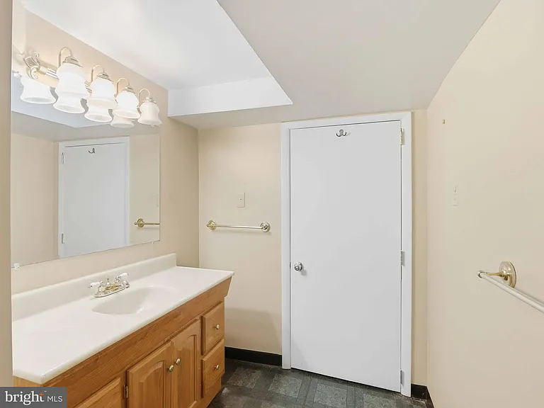 1435 Bolton St — Photo 6