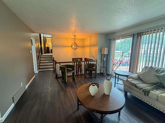 3rd image of 408 Broadmoor Dr