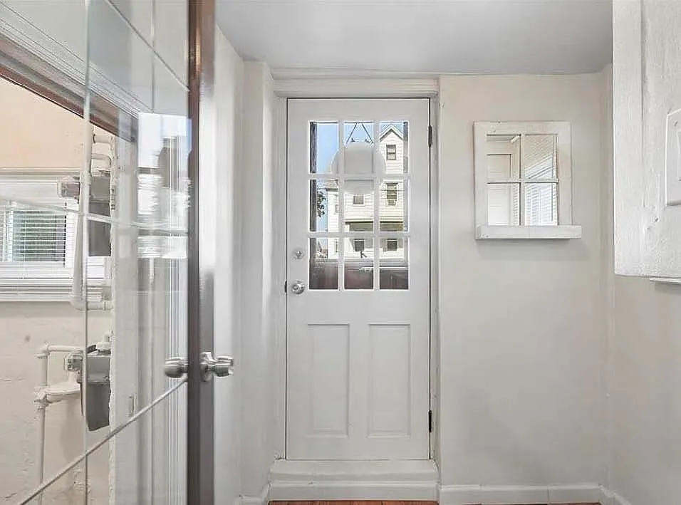 4 bed, 1.5 bath, $3,300 — Photo 2