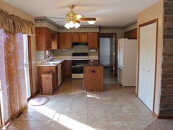 2nd image of 4950 Emerald Ln